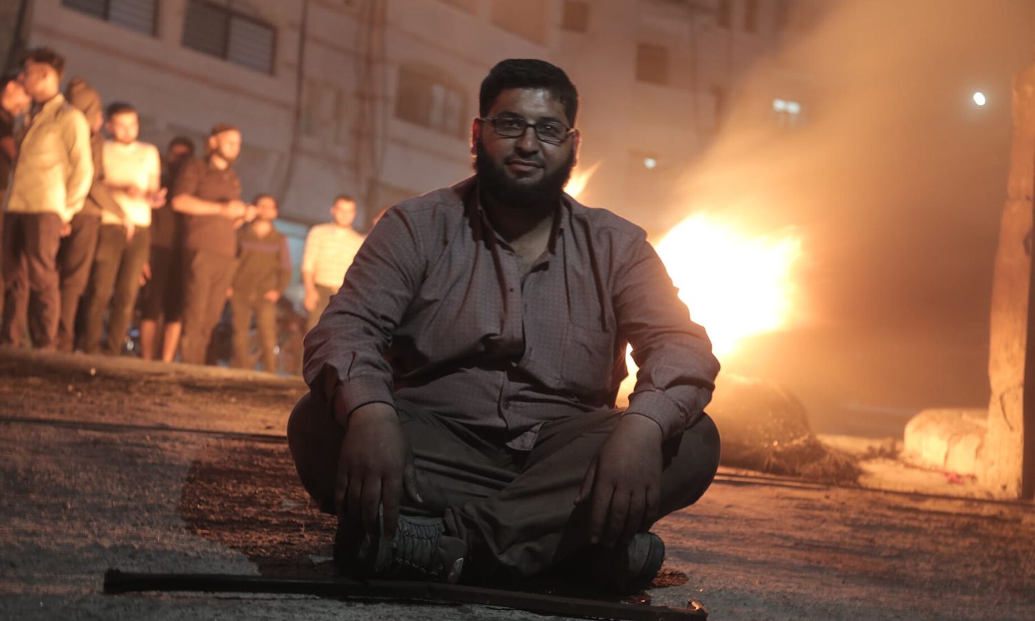 الناشط الإعلامي محمد عبد اللطيف (أبو غنوم) خلال إحدى المظاهرات بريف حلب- 23 من أيار 2022 (محمد أبو غنوم/ فيس بوك)