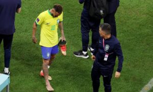 اصابة نيمار لاعب البرازيل بكاحله الايمن اثناء لقاء صربيا خلال مواجهات المونديال في استاد لوسيل- 24 تشرين الثاني 2022 (رويترز)