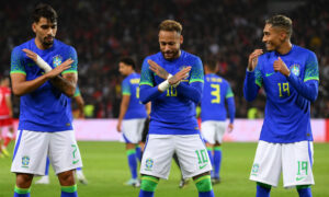 اللاعب نيمار (وسط) يحتفل مع زملائه في الفريق بعد تسجيله الهدف الثالث لفريقه خلال مباراة ودية بين البرازيل وتونس- 27 أيلول 2022.(AFP)

