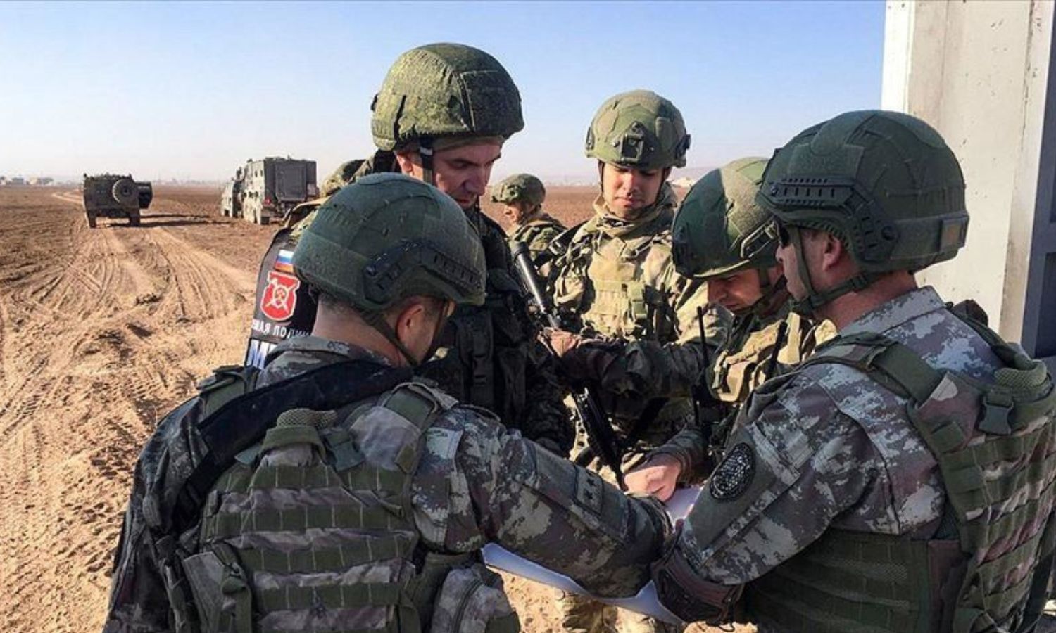 جنود روس وأتراك خلال دورية عسكرية مشتركة شمالي سوريا- 30 من كانون الأول 2019 (الأناضول)