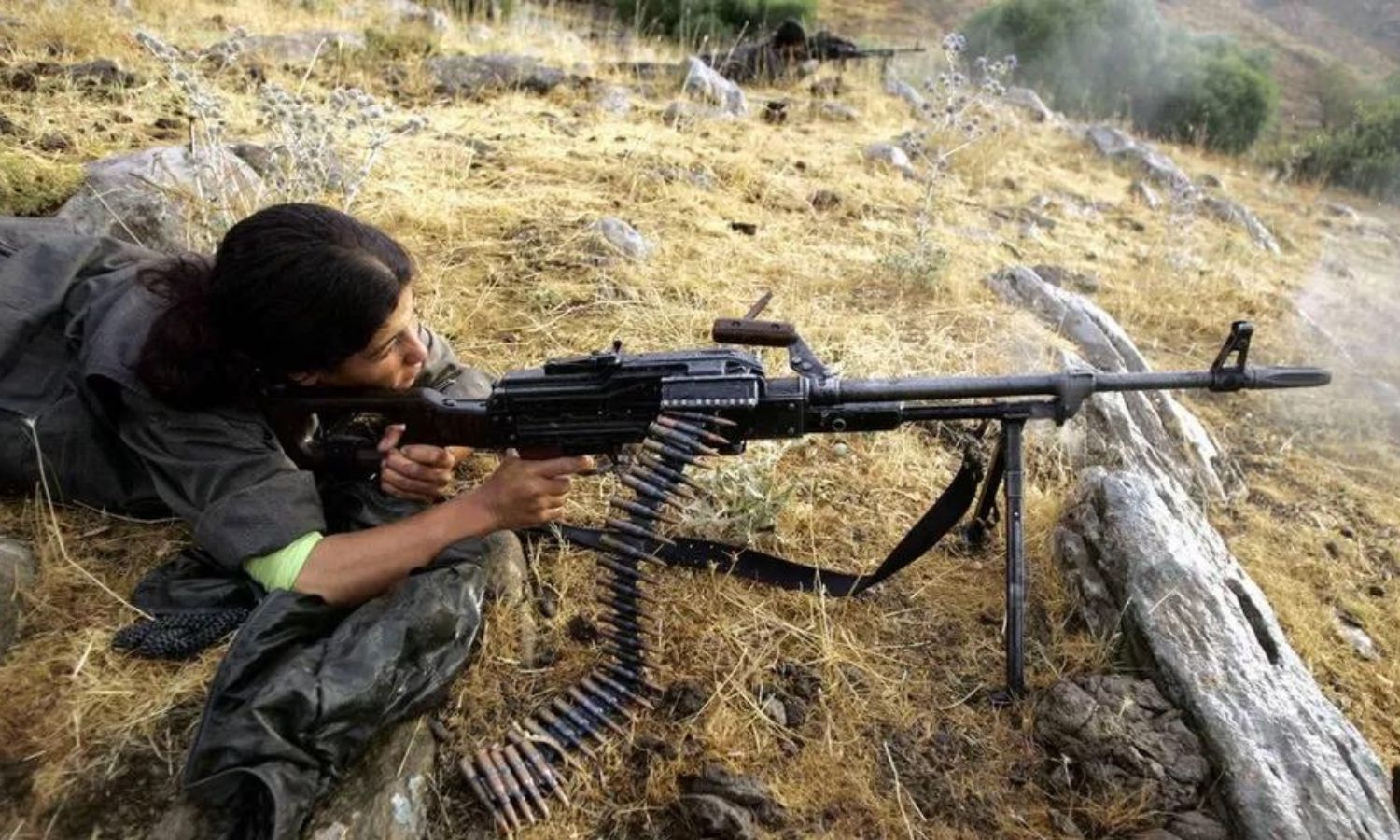 مقاتلة من حزب "العمال الكردستاني" (PKK) تتدرب في معسكر شمالي العراق (FPA)
