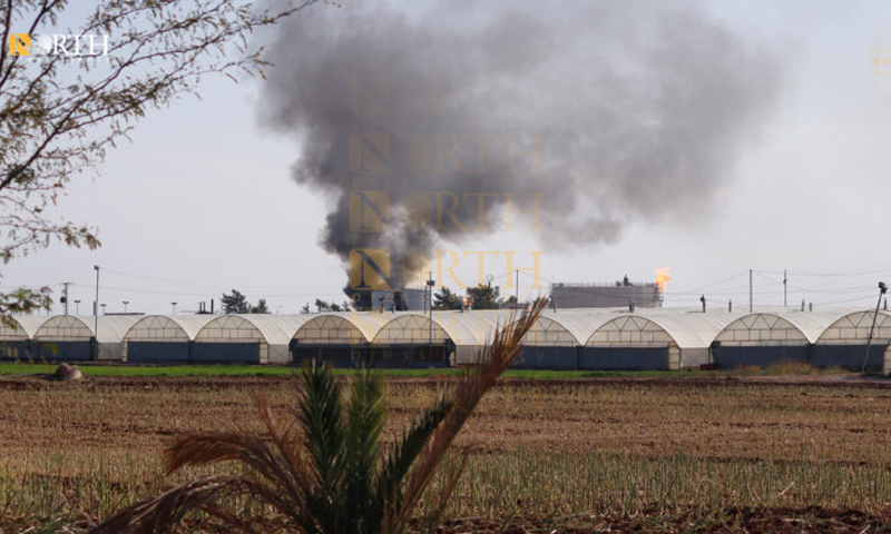تصاعد الدخان من محطة نفطية تابعة لـ"قسد" استهدفتها تركيا بمحافظة الحسكة- 23 تشرين الثاني 2022 (نورث برس)