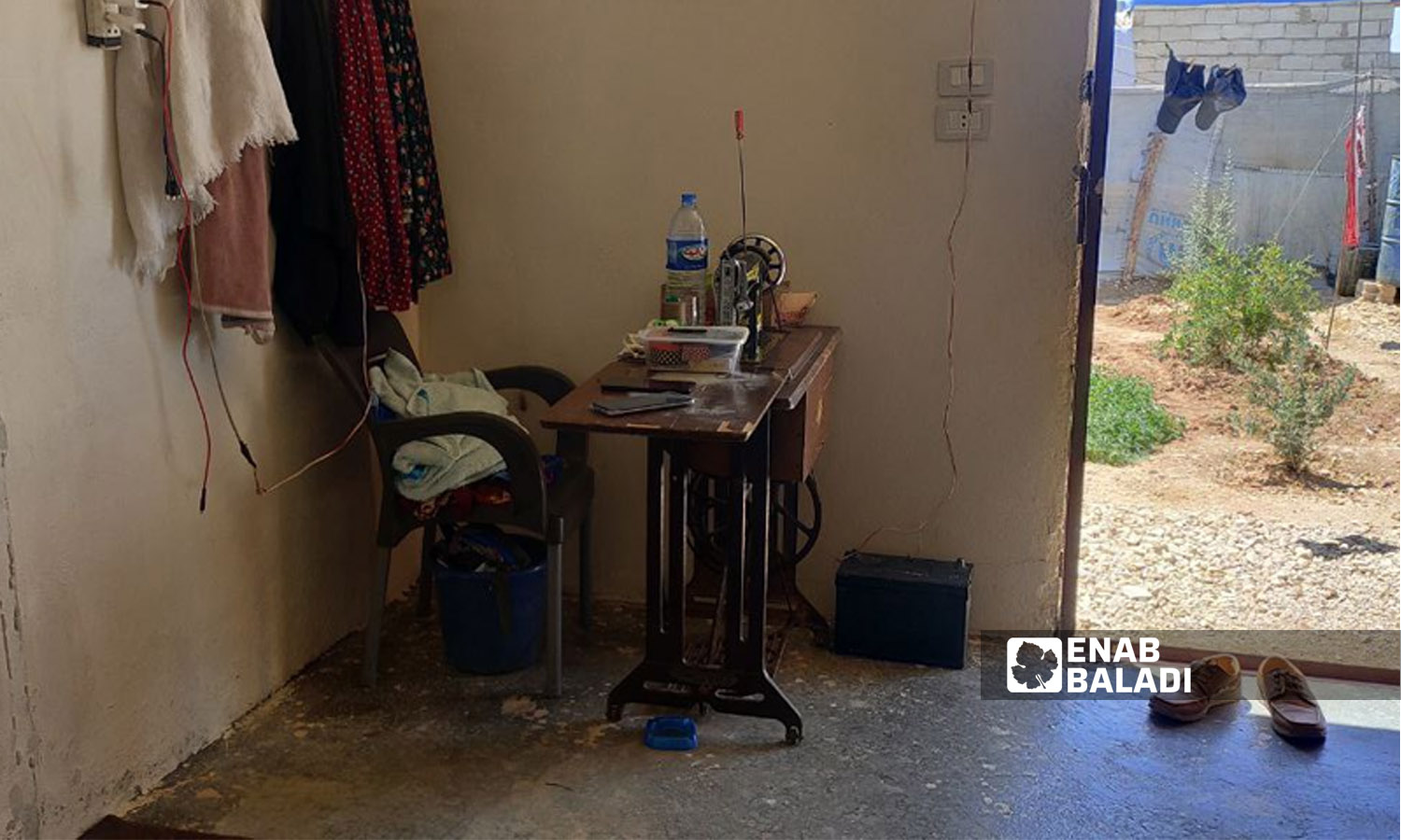 آلة للخياطة تملكها إحدى السيدات في مخيم رأس العين في الحسكة- تشرين الثاني 2022 (عنب بلدي/ مجد السالم)