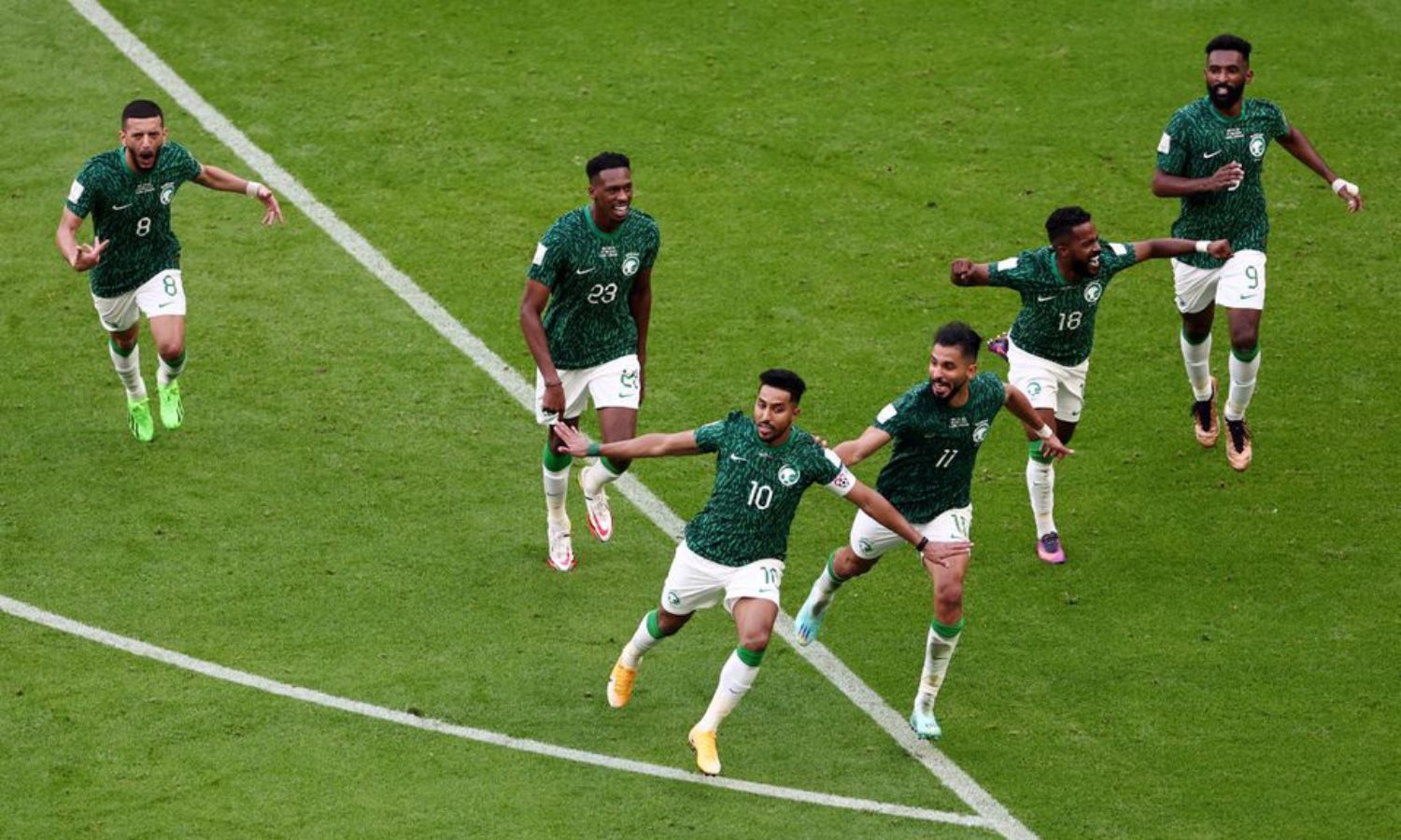 سالم الدوسري يحتفل مع زملائه بتسجيل الهدف الثاني للسعودية على الأرجنتين في نهائيات كأس العالم في قطر- 22 من تشرين الثاني 2022 (رويترز)