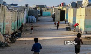 أطفال يركضون بين بيوت مخيم الكويت في ريف إدلب-14 حزيران 2022 (عنب بلدي)