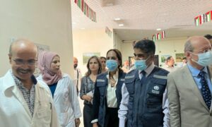 المدير الإقليمي لمنطقة شرق المتوسط في منظمة الصحة العالمية، أحمد المنظري، في زيارة لأحد المراكز الصحية في سوريا في 21 من أيلول 2022 (WHO syria)

