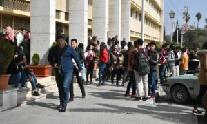 طلاب جامعيين أمام إحدى كليات جامعة دمشق_ 27 من شباط 2022 (جامعة دمشق)