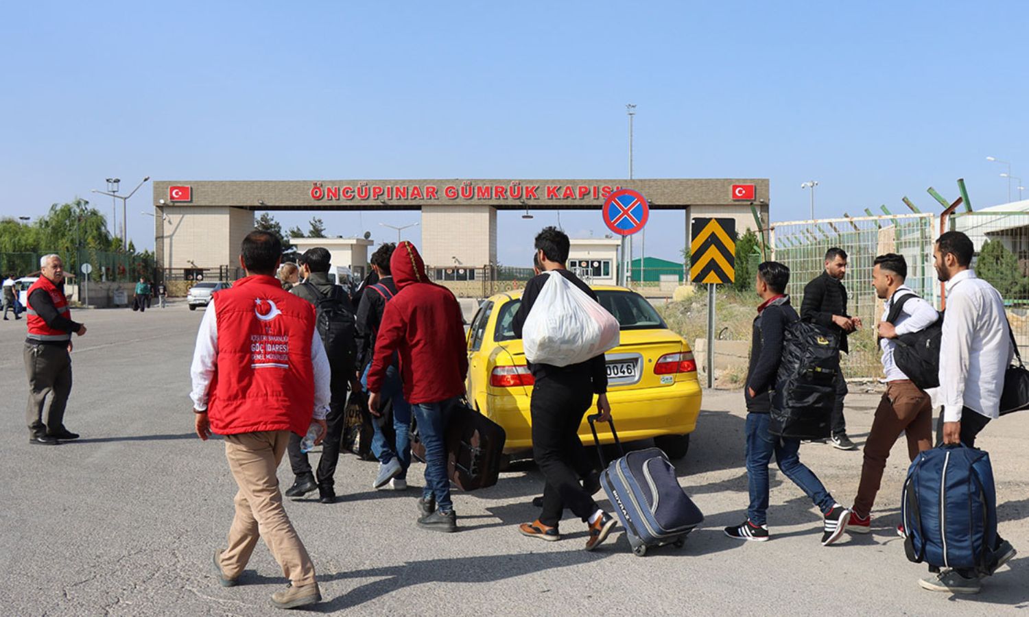 سوريون عائدون إلى سوريا من معبر "أونجو بينار" في الجانب التركي المقابل لمعبر "باب السلامة" في الجانب السوري (الأناضول)