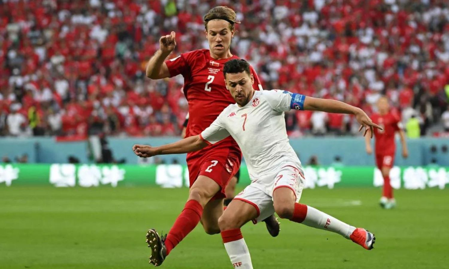 المهاجم التونسي يوسف المساكني والمدافع الدنماركي يواكيم خلال مباراة كرة القدم في المجموعة الرابعة لكأس العالم قطر 2022 - في 22 من تشرين الثاني 2022 (Getty Images)