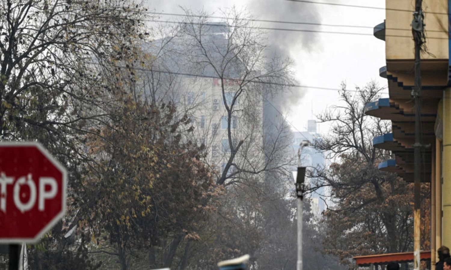 تصاعد النيران من فندق هاجمه تنظيم "الدولة" في العاصمة الأفغانية كابل- 12 كانون الأول 2022 (AFP)
