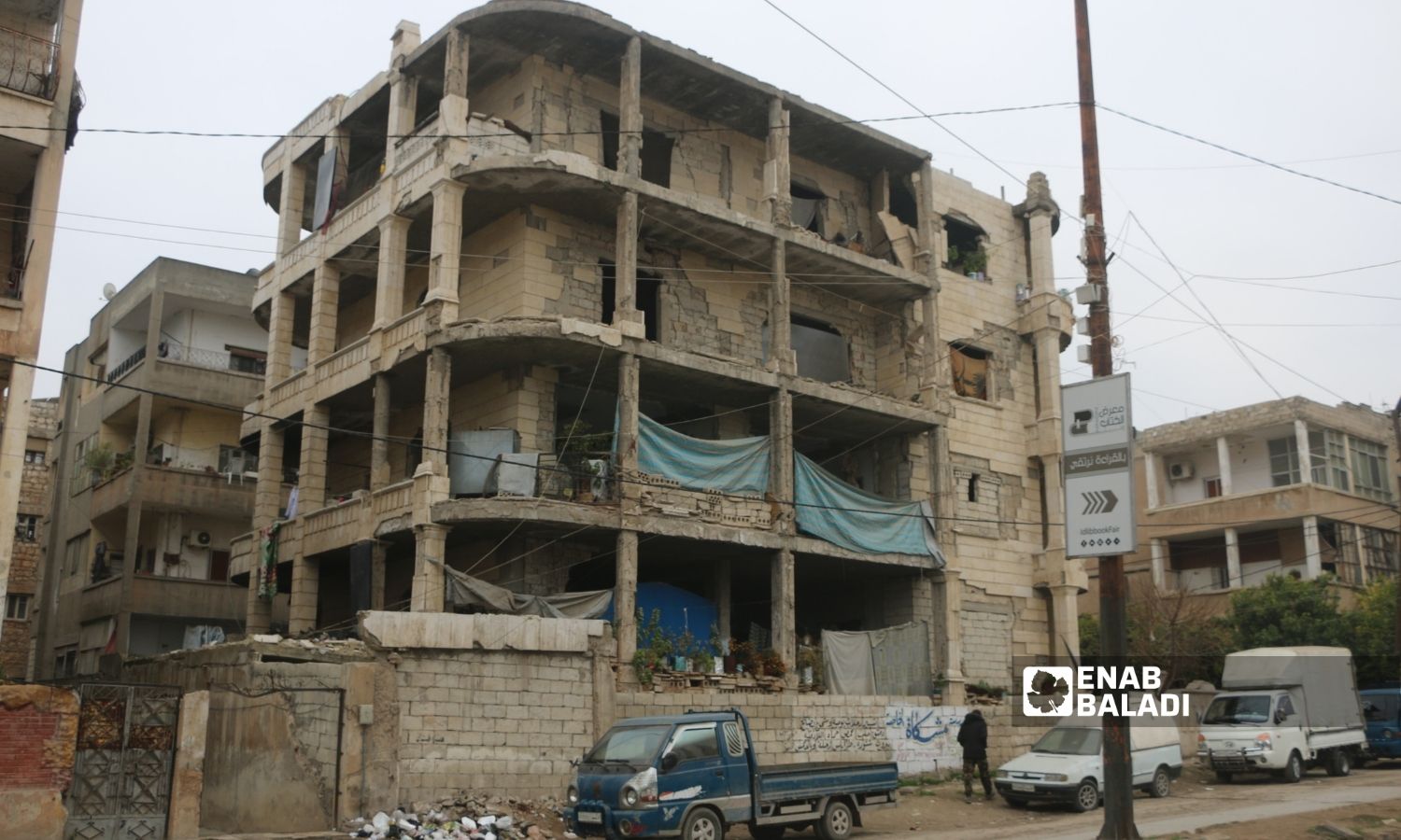 مهجرين في إدلب يغطون مكان إقامتهم بالشوادر بسبب الشتاء في تشرين الأول 2022 (عنب بلدي/ أنس الخولي)