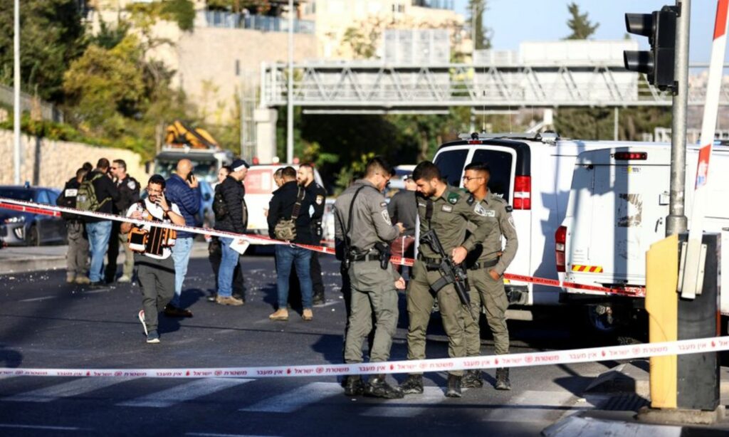 الشرطة الإسرائيلية في موقع التفجير لإحدى محطتي الحافلات في القدس_ 23 من تشرين الثاني 2022 (رويترز)