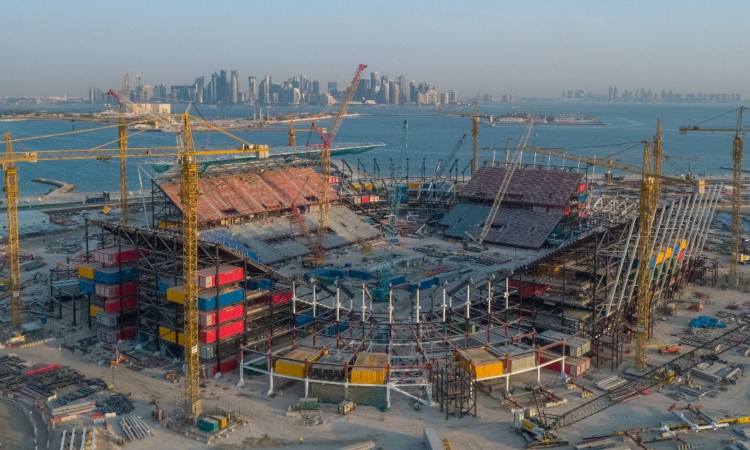 عملية إنشاء وتجهيز استاد "974" لنهائيات كأس العالم في قطر 2020 (workerswelfare)