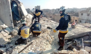متطوعون في الدفاع المدني السوري يتفقدون منزلًا قصفته طائرات تابعة للتحالف الدولي شرقي حلب- 20 كانون الأول 2022 (الدفاع المدني السوري)