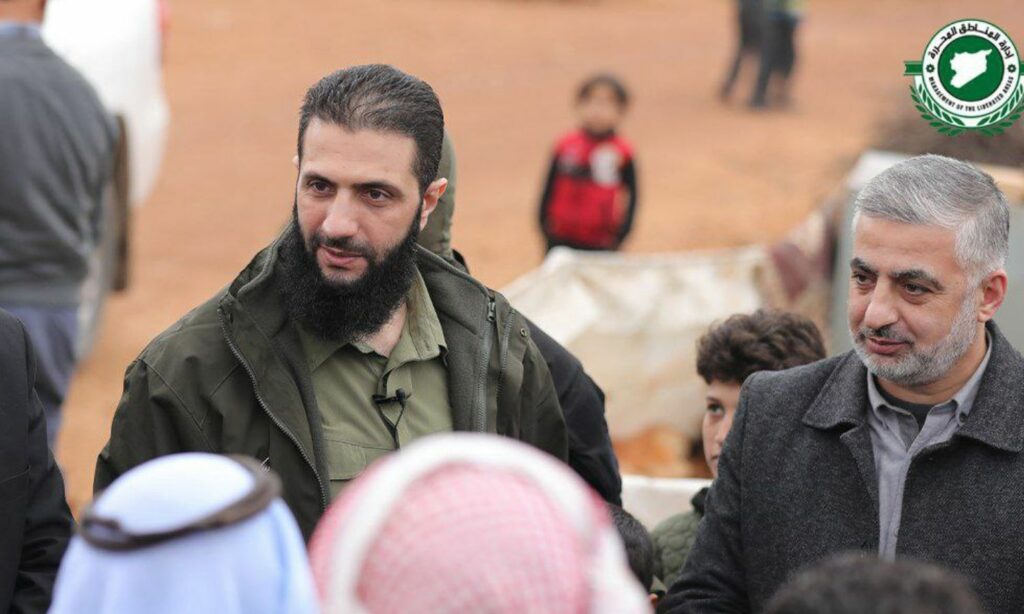 القائد العام لـ"هيئة تحرير الشام"، "أبو محمد الجولاني" ورئيس حكومة "الإنقاذ" علي كده خلال جولة لمخيمات شمالي سوريا- 15 من كانون الأول 2022 (إدارة المناطق المحررة/ تلجرام)