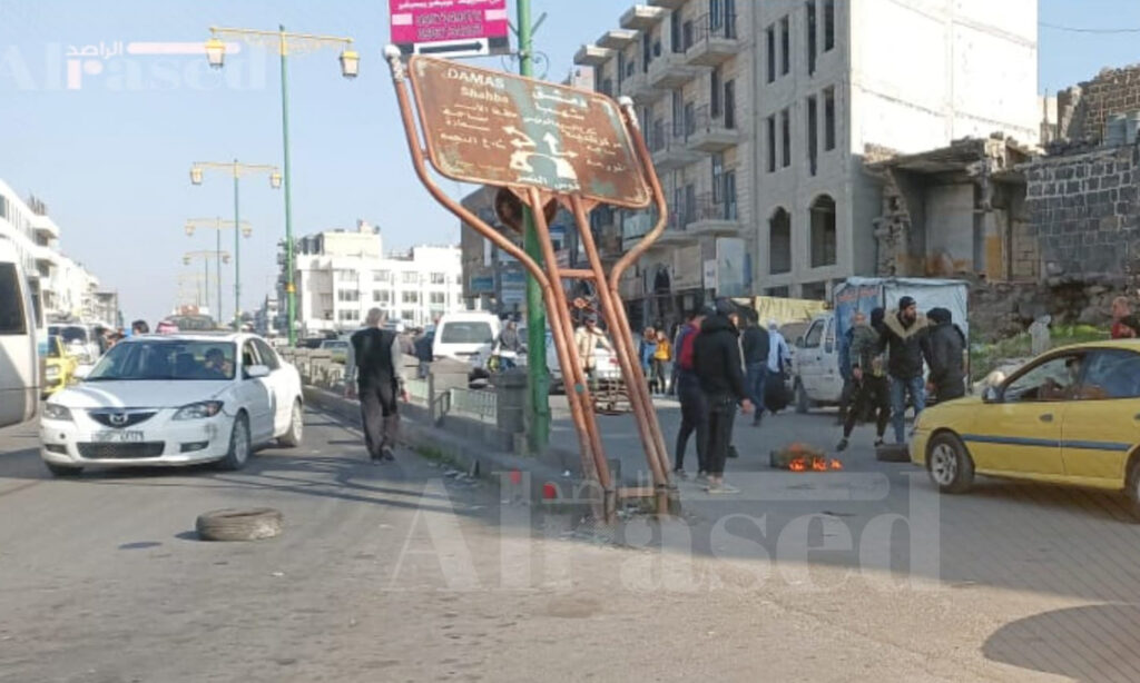 محتجون من أبناء السويداء يقطعون طريقًا احتجاجًا على انتشار الفساد في مؤسسات النظام بالمحافظة- 21 كانون الأول 2022 (الراصد/ فيس بوك)