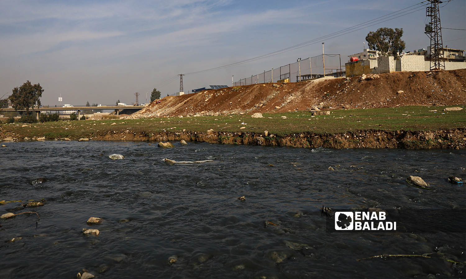 تلوث مياه نهر عفرين نتيجة  تحويل مياه الصرف الصحي عليه و إلقاء مخلّفات معامل الألبسة داخل النهر وسط مدينة عفرين- 12 من كانون الأول 2022 (عنب بلدي/ أمير خربطلي)