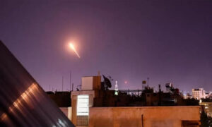 قذائف مصدرها الدفاعات الجوية التابعة للنظام تحاول التصدي لقصف إسرائيلي في العاصمة دمشق- 20 تموز 2022 (AFP)