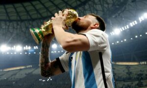 اللاعب الأرجنتيني ميسي يقبل الكأس بعد فوز منتخبه في مونديال قطر 2022