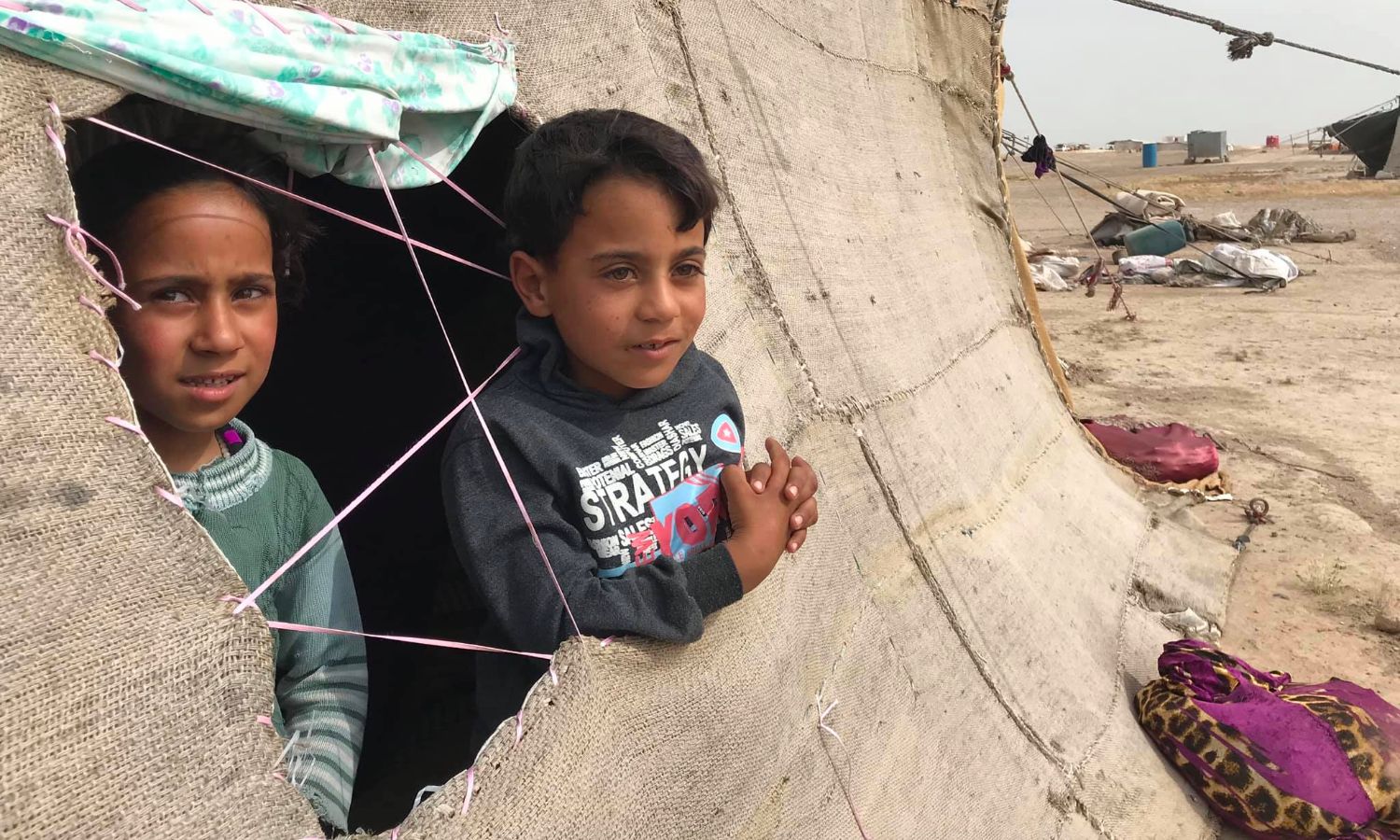 طفلان في مخيم تل البيعة بمحافظة الرقة شمالي سوريا - أيار 2019 (المصور عبود حمام)