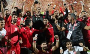 لاعبو المنتخب البحريني يحتفلون بتحقيق لقب بطولة 