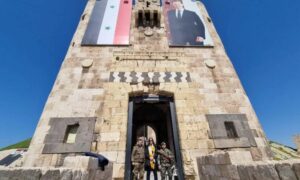زبونة لإحدى الشركات السياحية الأجنبية أمام مدخل قلعة حلب - 14 تموز 2022 ( Young Pioneer Tours / انستغرام)
