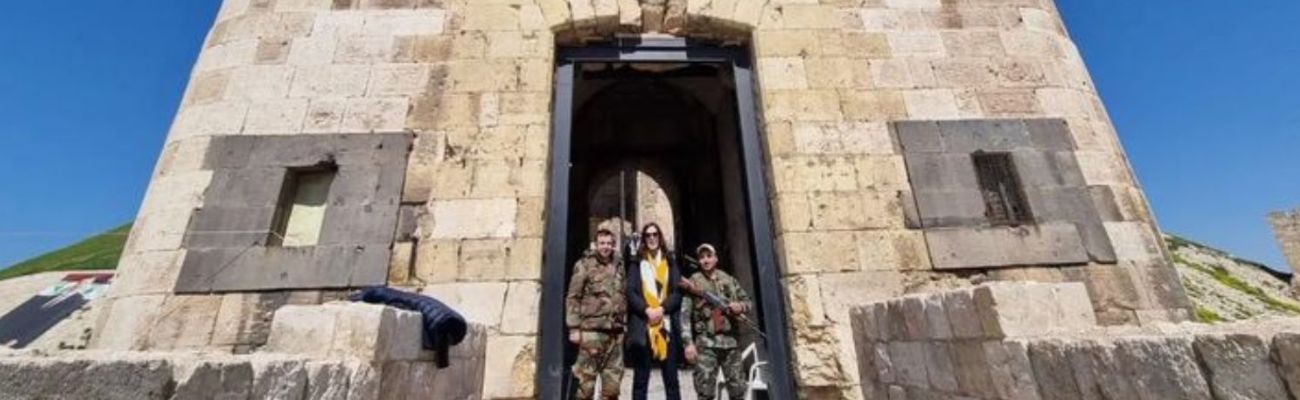 زبونة لإحدى الشركات السياحية الأجنبية أمام مدخل قلعة حلب - 14 تموز 2022 ( Young Pioneer Tours / انستغرام)
