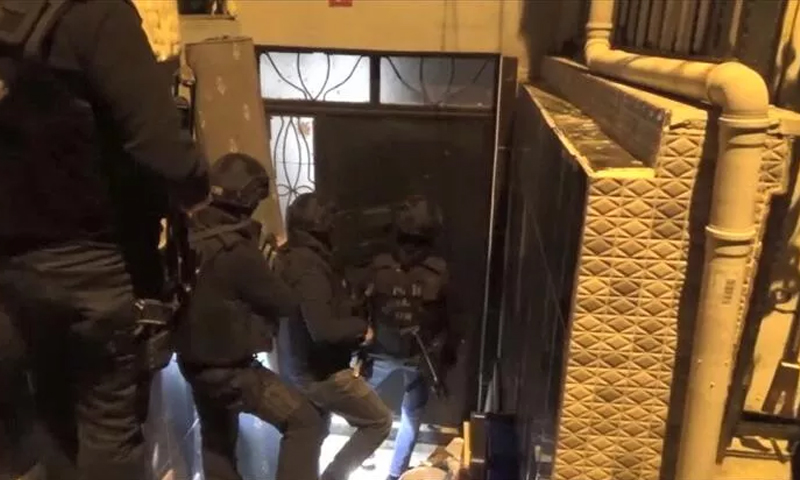 قوات الأمن التركية تداهم منزلًا خلال حملتها الأمنية بولاية أسطنبول- 19 كانون الأول 2022 (حرييت)