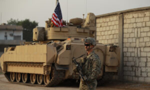 جندي أمريكي خلال تدريبات بين قوات التحالف و