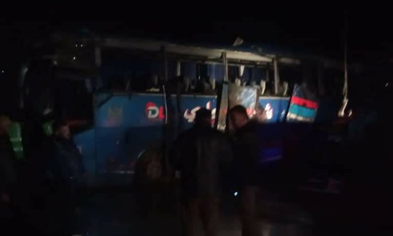 حافلة نقل الركاب تعرضت لحادث مروري أدى لمقل وجرح العشرات على طريق دير الزور- دمشق- 22 كانون الأزل 2022 (وزارة الداخلية السورية/ فيس بوك)