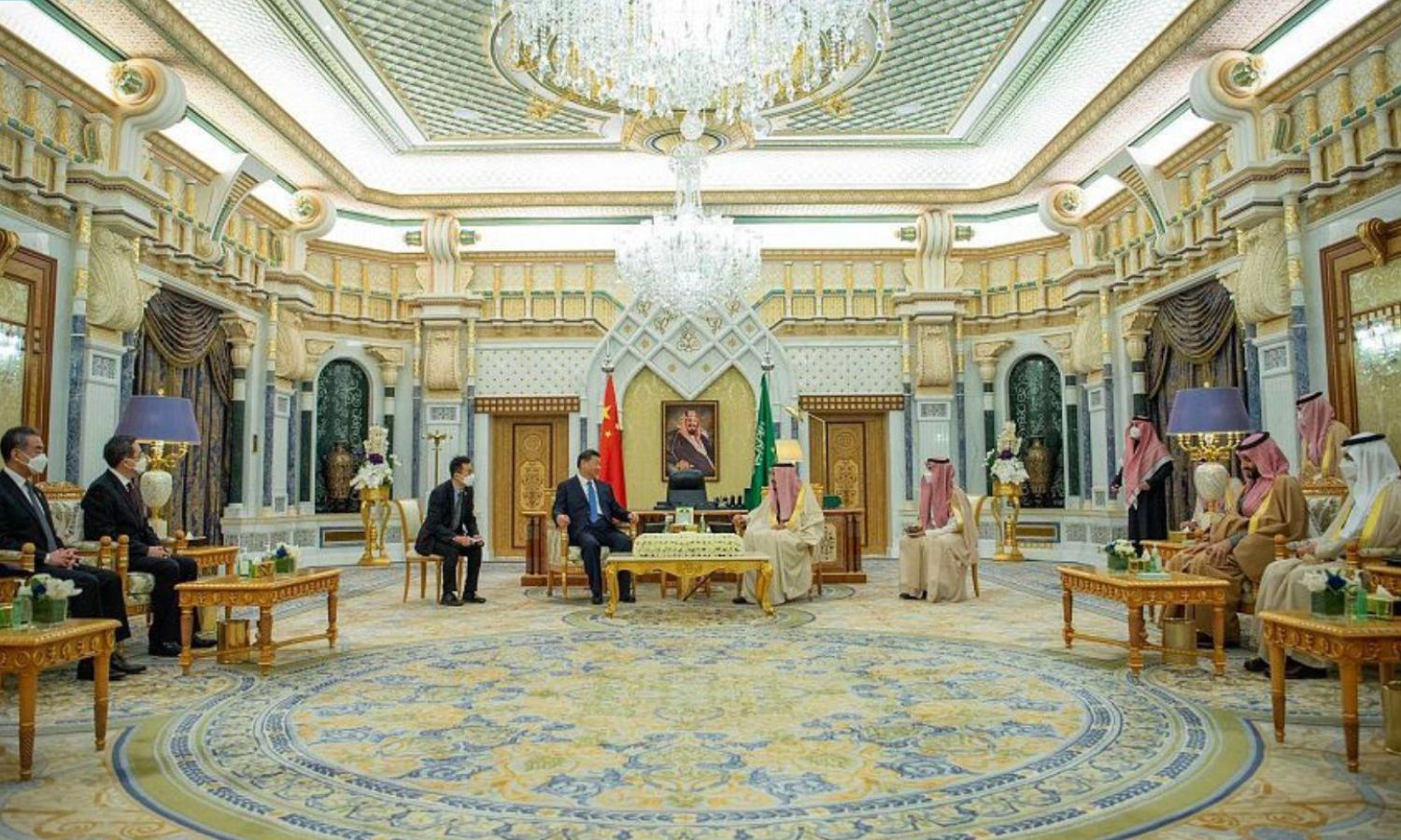 الملك السعودي سلمان بن عبد العزيز يتحدث إلى الرئيس الصيني شي جين بينغ خلال القمة السعودية الصينية_ 9 من كانون الأول 2022 (واس)