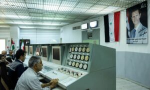 عمال داخل محطة حلب الحرارية لتوليد الكهرباء - 10 من تموز 2022 (AFP)