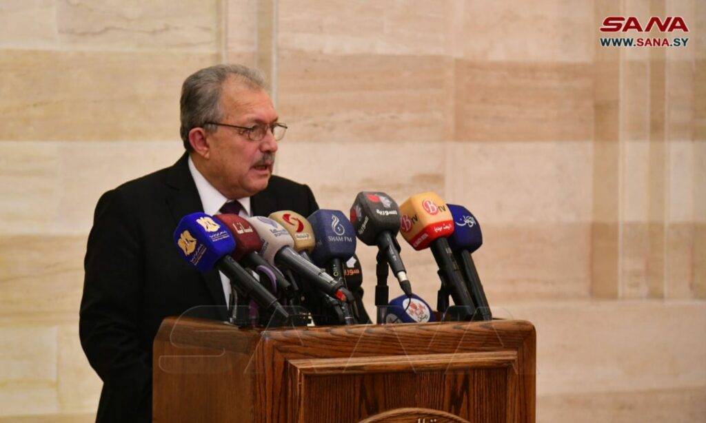 رئيس حكومة النظام السوري، حسين عرنوس، في مؤتمر صحفي في 14 من كانون الأول 2022 (سانا)