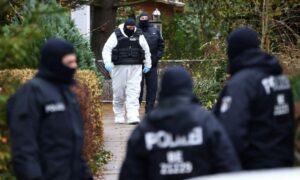 عناصر من الشرطة الألمانية يؤمنون منطقة في برلين بعد اعتقال 25 عضوًا تابعين لمجموعة يمينية متطرفة خلال مداهمات في أنحاء ألمانيا 7 من كانون الأول 2022 (رويترز)