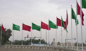 علم كل من الصين والسعودية قبيل انعقاد القمة الصينية العربية في الرياض- السعودية 7 من كانون الأول 2022 (رويترز) 