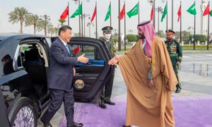 الرئيس الصيني شي جين بينغ يصافح ولي العهد السعودي محمد بن سلمان بعد وصوله إلى قصر اليمامة في الرياض- السعودية 8 من كانون الأول 2022 (واس)