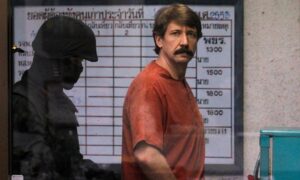 تاجر السلاح فيكتور بوت يرافقه أحد أفراد وحدة الشرطة الخاصة لدى وصوله إلى محكمة جنائية في بانكوك في 4 تشرين الأول 2010 (رويترز)