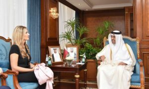 وزير العمل القطري علي بن صميخ المري يتحدث مع نائبة رئيس البرلمان الأوروبي إيفا كايلي خلال اجتماع في قطر 31 من تشرين الأول 2022 (رويترز)