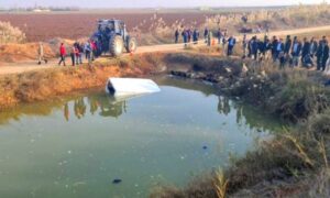 فرق الإنقاذ أالتركية في أثناء انتشال مهاجرين من حافلة سقطت في قناة للري في حران- شانلي أورفا 16 من كانون الأول 2022 (AA)