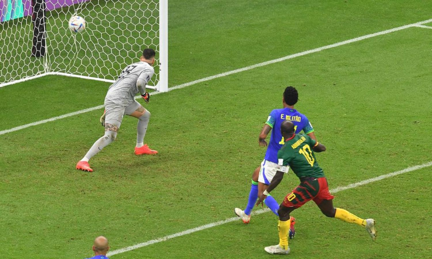 اللاعب الكاميروني فينسنت أبو بكر يسجل هدف الفوز على البرازيل في دور المجموعات بكأس العالم في قطر- 2 من كانون الأول (رويترز)