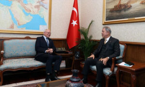 لقاء وزير الدفاع التركي خلوصي آكار مع المبعوث الأمريكي الخاص السابق إلى سوريا- 1 كانون الأول 2022 (الأناضول)