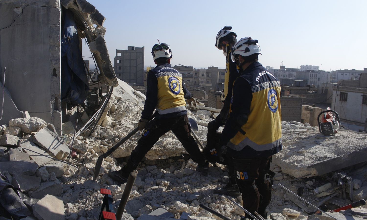 متطوعون في "الدفاع المدني السوري" يتفقدون منزلًا قصفته طائرة مسيّرة مجهولة الهوية (يُعتقد أنها للتحالف الدولي) في مدينة الباب شرقي حلب- 20 من كانون الأول 2022 (الدفاع المدني السوري/ فيس بوك)