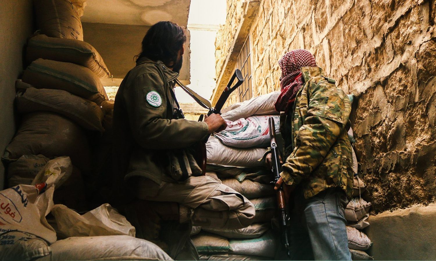 مقاتلان في "حركة التحرير والبناء" على جبهات القتال بريف حلب الشمالي- 9 من تشرين الثاني 2022 (حركة التحرير والبناء/ تويتر)