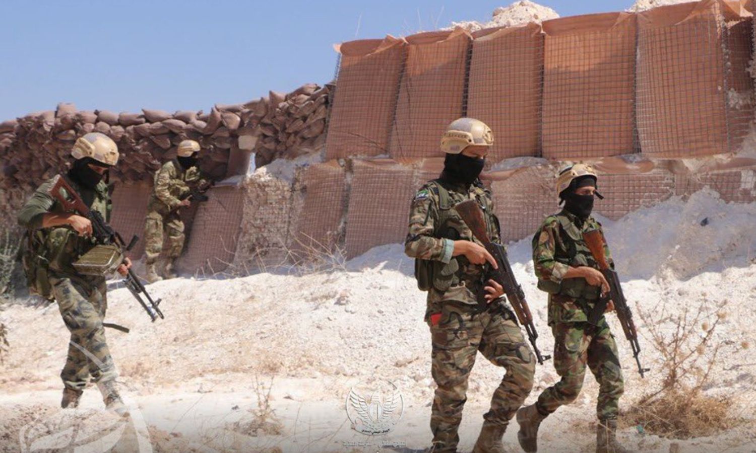 مقاتلون في "فرقة الحمزة" (الحمزات) التابعة لـ"الجيش الوطني السوري" غربي مدينة الباب بريف حلب الشرقي- 15 من آب 2022 (فرقة الحمزة / تويتر)