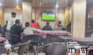 من إحدى المقاهي في مدينة الحسكة خلال حضور مباراة لكرة القدم- 2 كانون الأول 2022 (عنب بلدي/ مجد السالم)
