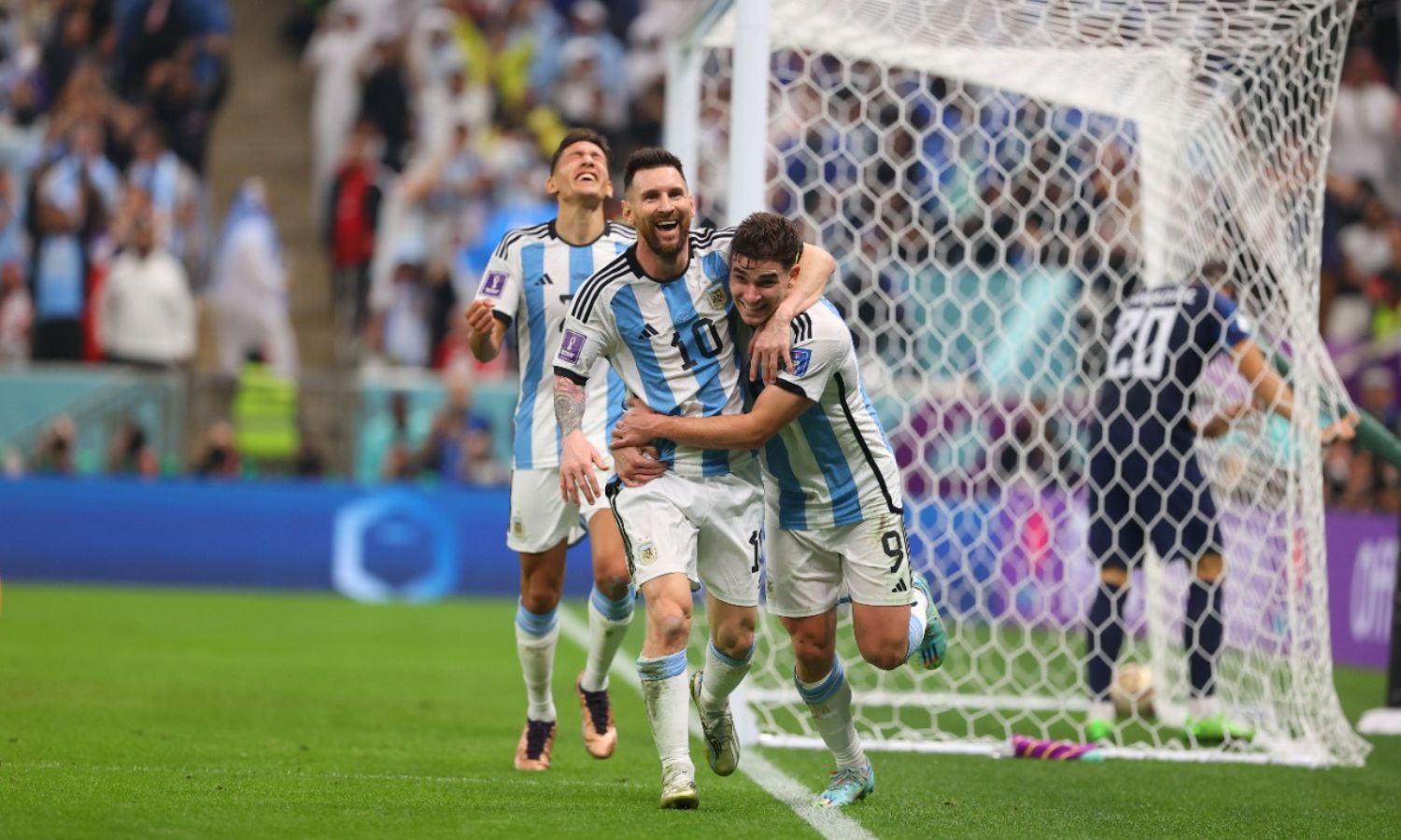 لاعبا منتخب الأرجنتين ليونيل ميسي وجوليان ألفاريز يحتفلان بالهدف الثاني على كرواتيا في الدور نصف النهائي من بطولة كأس العالم المقامة في قطر- 13 من كانون الأول 2022 (Selección Argentina/ تويتر)