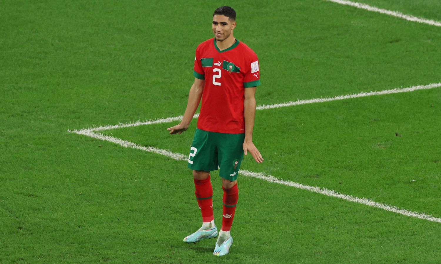 لاعب المنتخب المغربي أشرف حكيمي يحتفل بتسجيله هدف الانتصار على إسبانيا من ركلة ترجيحية في دور الـ16 من كأس العالم- 6 من كانون الأول 2022 (FIFAWorldCup/ تويتر)
