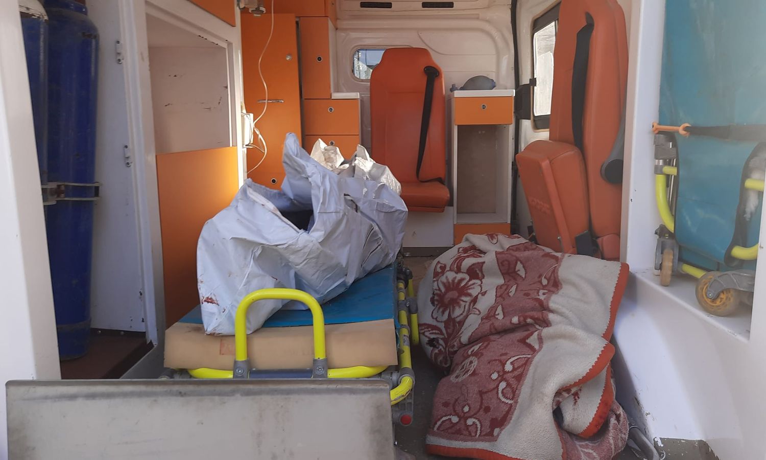 جثة امرأة وحفيدتها داخل سيارة إسعاف توفيتا دهسًا بسيارة مصفحة تركية (مدرعة)، في مدينة الأتارب بريف حلب الغربي- 5 من كانون الأول 2022 (مكتب الأتارب الإعلامي)