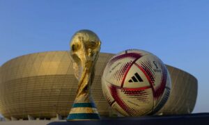 مجسم لكأس العالم  إلى جانب كرة 