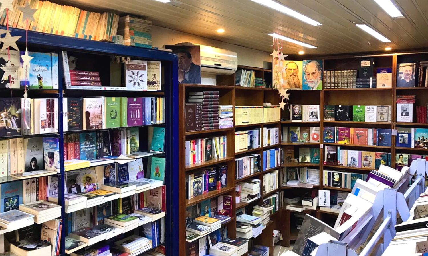 عشرات الكتب داخل مكتبة "كردية" في مدينة اللاذقية (مكتبة "كردية"/ فيس بوك)